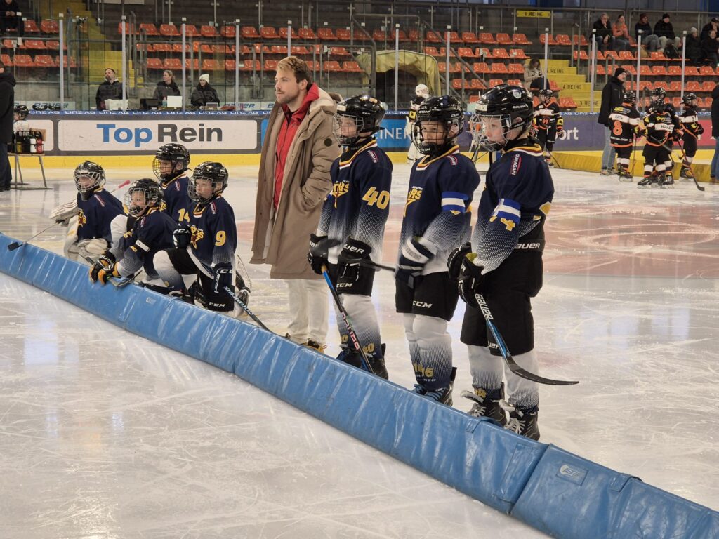 Spieler der Lower Austria Stars mit Trainer auf dem Eis